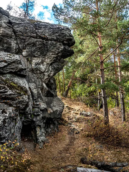 Grotten Basaltrotsen Aan Oevers Van Rivier Miass Bij Het Dorp — Stockfoto