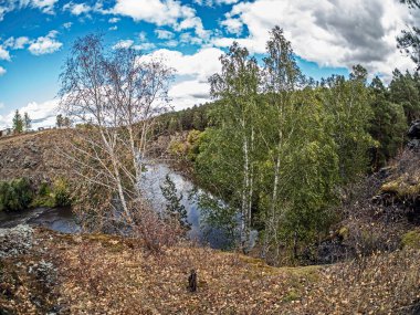 Miass Nehri kıyısında Chelyabinsk kenti yakınlarındaki Balandino köyü, sonbahar, Güney Urallar, Rusya
