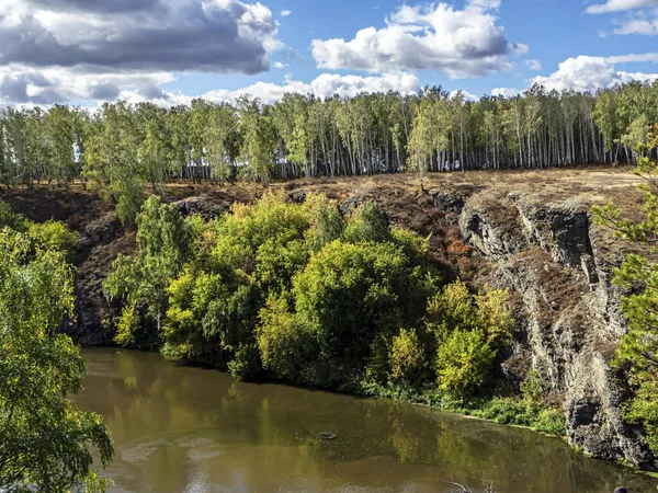 Strmé Zalesněné Břehy Řeky Miass Blízkosti Vesnice Balandino Blízkosti Města — Stock fotografie