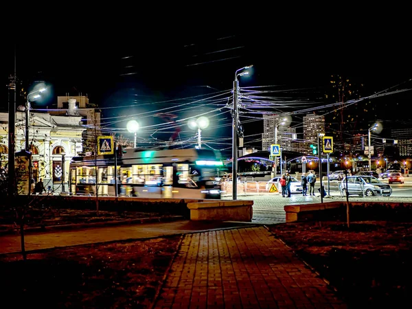 Ciudad Nocturna Otoño Centro Cerca Ópera Tranvías Coches Chelyabinsk Urales — Foto de Stock