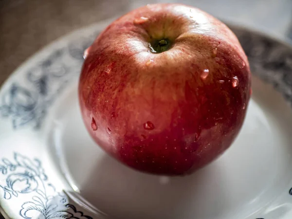 Roter Apfel Mit Wassertropfen Auf Der Oberfläche Liegt Auf Einem — Stockfoto