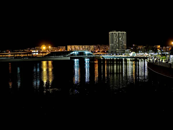 Natten Stranden Floden Miass Staden Chelyabinsk Cirkus Området Flerfärgat Ljus — Stockfoto