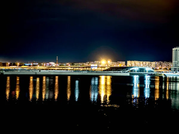 Sirk Alanındaki Chelyabinsk Şehrindeki Miass Nehri Nin Gece Kıyısında Suya — Stok fotoğraf