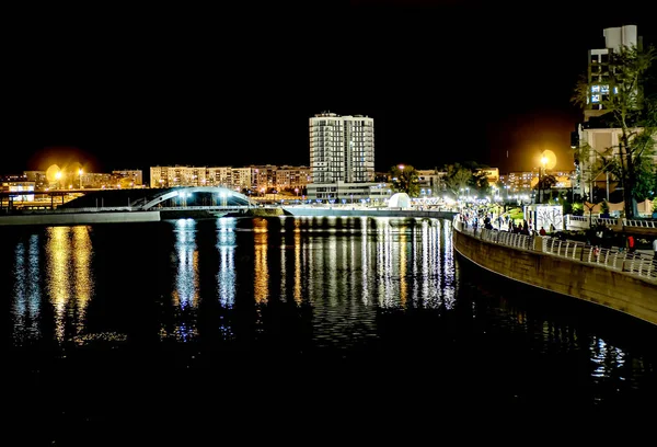 Sirk Alanındaki Chelyabinsk Şehrindeki Miass Nehri Nin Gece Kıyısında Suya — Stok fotoğraf