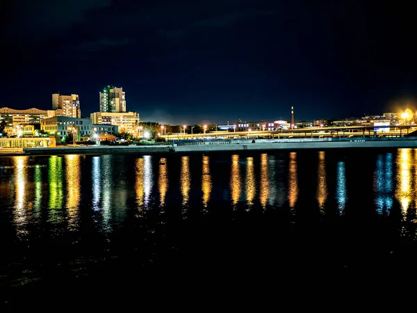 Sirk Alanındaki Chelyabinsk Şehrindeki Miass Nehri Nin Gece Kıyısında Suya — Stok fotoğraf