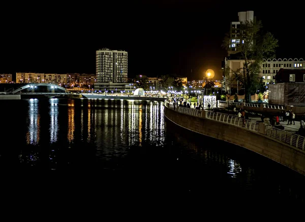 Banco de noche del río Miass en la ciudad de Chelyabinsk —  Fotos de Stock