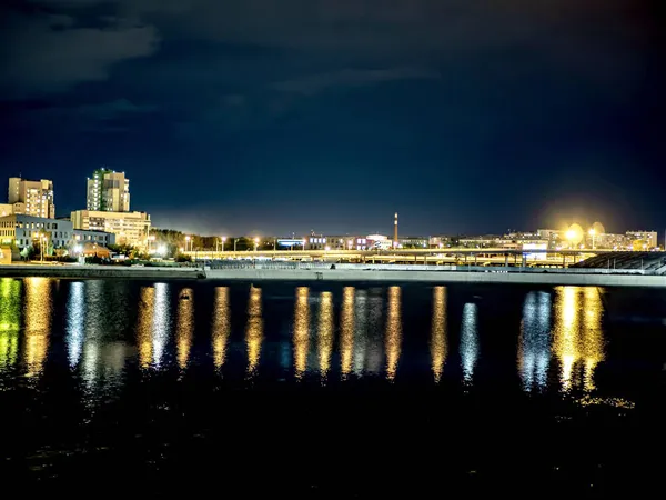 Νυχτερινή όχθη του ποταμού Miass στην πόλη Chelyabinsk — Φωτογραφία Αρχείου