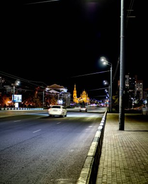 Şehirdeki ıssız gece yolu, nehir üzerindeki köprü, Chelyabinsk, Rusya