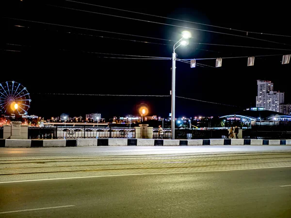 Lakatlan Kivilágított Éjszakai Városban Híd Folyó Felett Cseljabinszk Oroszország — Stock Fotó