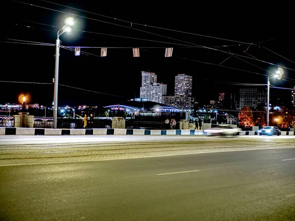 Carretera Nocturna Iluminada Desierta Ciudad Puente Sobre Río Chelyabinsk Rusia — Foto de Stock