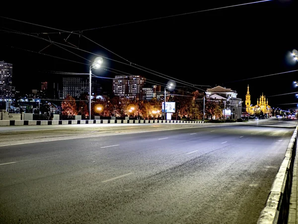 Verlaten Verlichte Nachtweg Stad Brug Rivier Chelyabinsk Rusland — Stockfoto