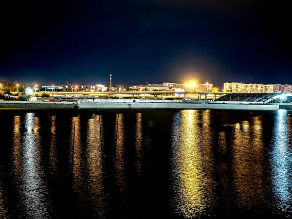 马戏区车里雅宾斯克市Miass河畔 五彩斑斓的灯光映照在水面上 俄罗斯 南乌拉尔 — 图库照片