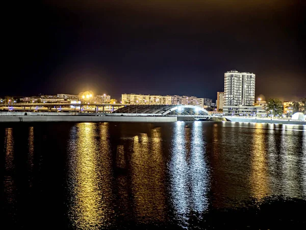 马戏区车里雅宾斯克市Miass河畔 五彩斑斓的灯光映照在水面上 俄罗斯 南乌拉尔 — 图库照片