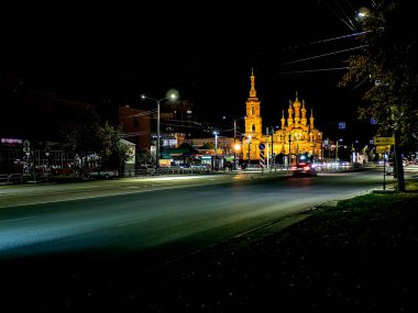 Chelyabinsk 'te bir sonbahar akşamı Kirov Caddesi' ndeki Kutsal Üçlü Kilisesi 'nin gece manzarası muhteşem, koyu mavi bir gökyüzünün arka planına karşıdır.