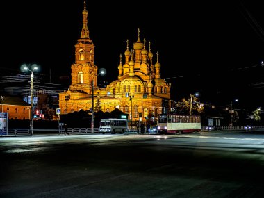 Chelyabinsk 'te bir sonbahar akşamı Kirov Caddesi' ndeki Kutsal Üçlü Kilisesi 'nin gece manzarası muhteşem, koyu mavi bir gökyüzünün arka planına karşıdır.
