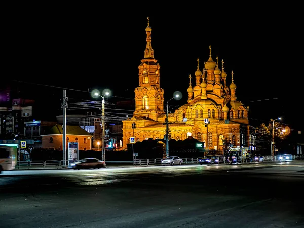 Nattutsikt Över Byggnaden Kyrkan Den Heliga Treenigheten Kirov Street Höstkväll — Stockfoto