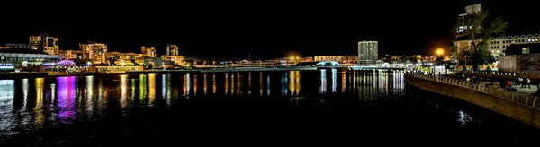 Панорама нічного берега річки — стокове фото