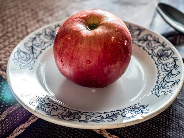 Roter Apfel mit Tropfen auf der Oberfläche — Stockfoto