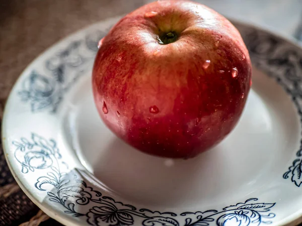 Roter Apfel mit Tropfen auf der Oberfläche — Stockfoto