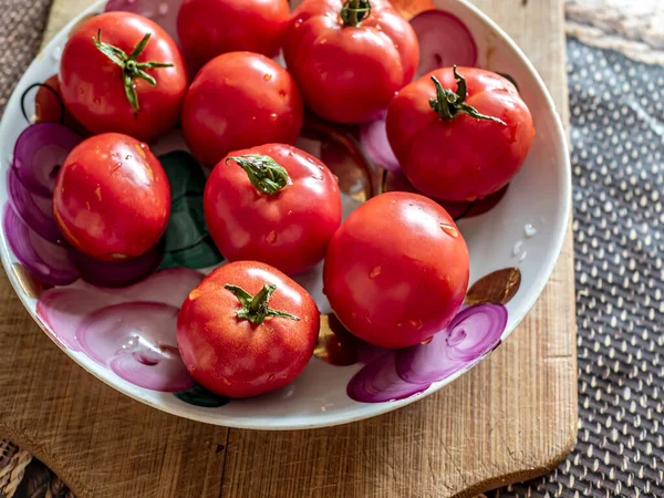 Tomates rojos maduros frescos en un plato — Foto de Stock