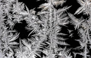 Pencere camında güzel buz desenleri var.