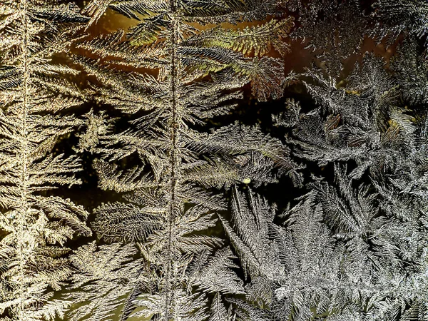 Красиві морозні візерунки на віконному склі — стокове фото
