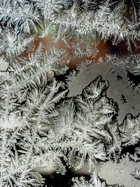 Schöne frostige Muster auf dem Fensterglas — Stockfoto