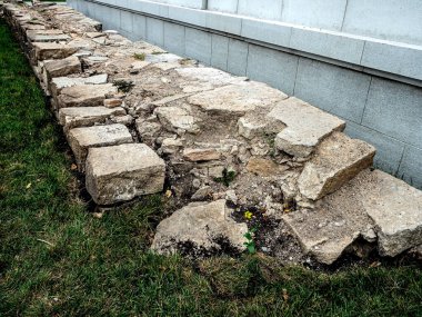 Miass Nehri, Chelyabinsk, Güney Uralları 'nın antik taş setinin kalıntıları.