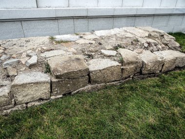 Miass Nehri, Chelyabinsk, Güney Uralları 'nın antik taş setinin kalıntıları.