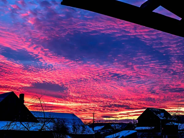 Kırsalda Parlak Kırmızı Mavi Kış Günbatımı Manzarası — Stok fotoğraf