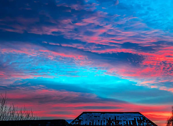 Widok Jasnego Czerwono Niebieskiego Zimowego Zachodu Słońca Wsi — Zdjęcie stockowe