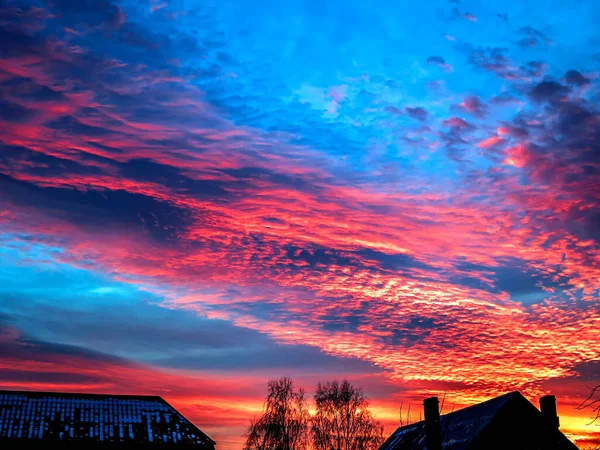 Blick Auf Einen Leuchtend Rot Blauen Wintersonnenuntergang Auf Dem Land — Stockfoto