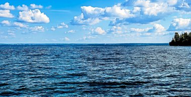 Sabah gölünde beyaz kümülüs bulutları ile panorama mavi gökyüzü, Güney Urallar, Uvildy Gölü