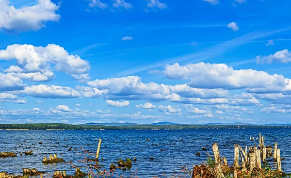 Langit Biru Panorama Dengan Awan Cumulus Putih Atas Danau Pagi — Stok Foto