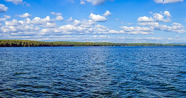 Panorama Céu Azul Com Nuvens Cúmulo Branco Sobre Lago Manhã Fotos De Bancos De Imagens