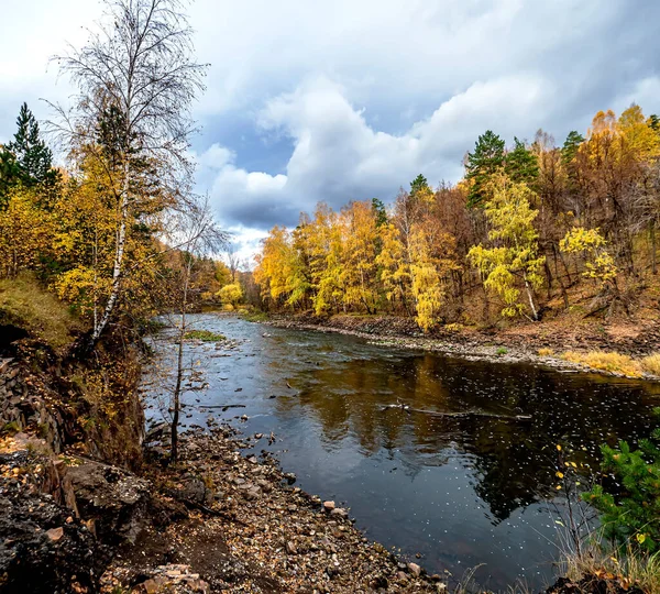 Pohled Břeh Řeky Bolshaya Satka Podzim Vedle Jedné Prvních Elektráren — Stock fotografie