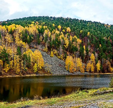 Urallar 'daki dağlık sonbahar nehir kıyısı