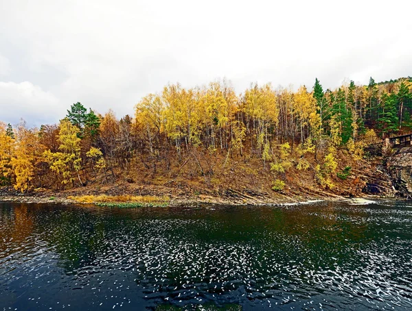 Banco do rio outono montanhoso nos Urais — Fotografia de Stock