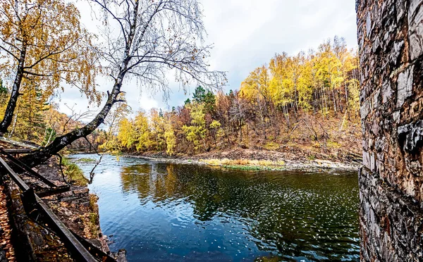 Άποψη Της Όχθης Του Ποταμού Bolshaya Satka Φθινόπωρο Δίπλα Έναν — Φωτογραφία Αρχείου