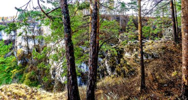 Ai nehrinin dik kıyısının panoramik sonbahar manzarası pritesy olarak adlandırılır, uçurumun yüksekliği 100 metreden fazladır.