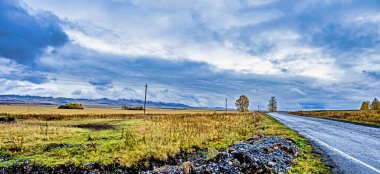 çok renkli hasat edilen sonbahar tarlası Bulutlu havada