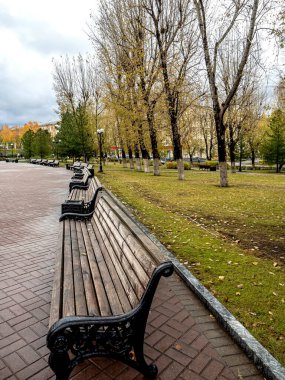 Sonbaharda küçük Ural kasabası Satka 'nın sokaklarında, Güney Urallar, Rusya