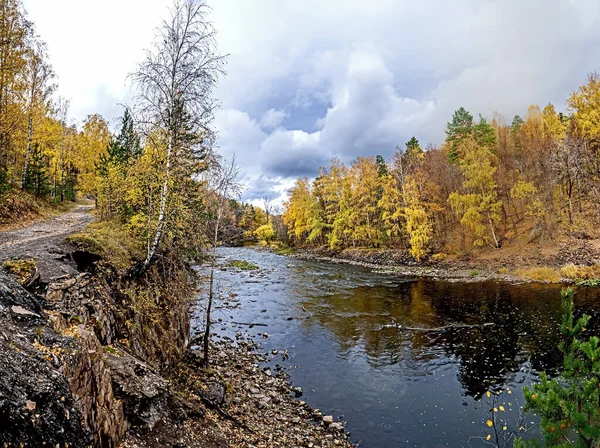 Mountainous autumn river bank in the Urals — Stock Photo, Image