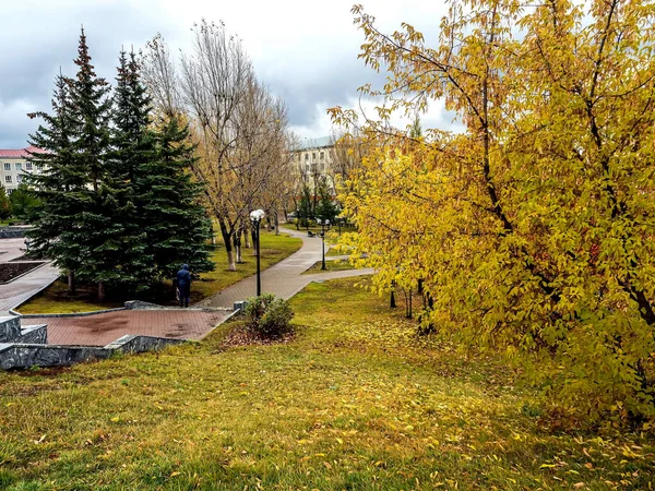 Ulicach Małego Uralskiego Miasteczka Satka Jesienią Południowe Urale Rosja — Zdjęcie stockowe