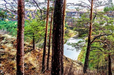 Pritesy olarak adlandırılan Ai nehrinin dik kıyısının sonbahar manzarası, uçurumun yüksekliği 100 metreden fazladır.