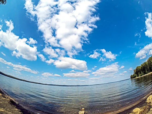 Панорама Блакитне Небо Білими Купчастими Хмарами Над Ранковим Озером Південним — стокове фото