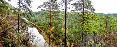 Kayalık nehir kıyısından sonbahar manzarası