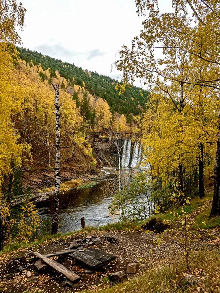 Vista della vecchia diga in autunno — Foto Stock