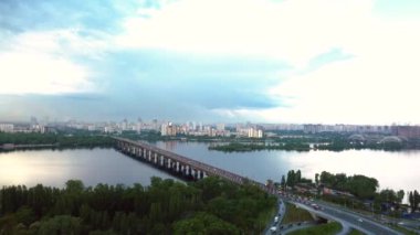 Yol ve nehrin kuş bakışı görüntüsü. Yazın açan kestane rengi Ukrayna, Kiev 18 Mayıs 2021