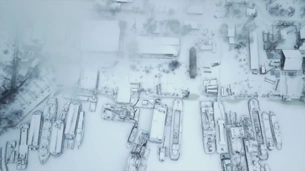 Lot przez strefę przemysłową do rury sieci ciepłowniczej z dokiem załadunkowym z zamarzniętą wodą w lodzie. Pióra dymu na tle miasta. — Wideo stockowe
